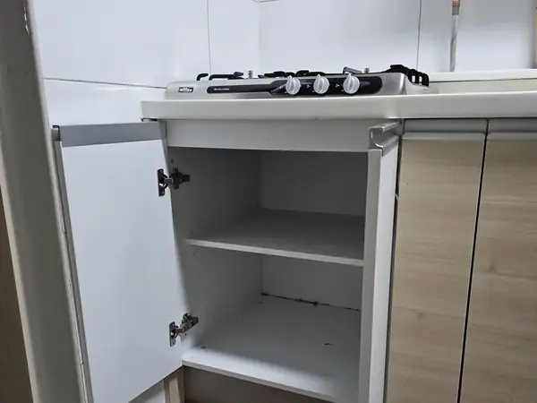 일체형 레인지를 철거한 뒤 새로 설치한 오븐 자리 하부장